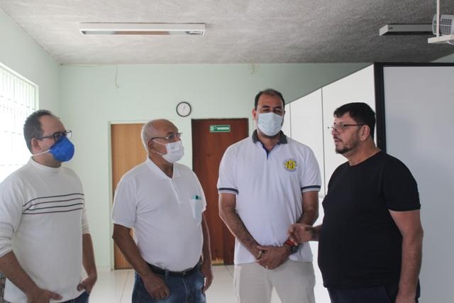 Deputado Fábio Ramalho, com o vice-presidente do hospital, Geraldo Silva, do tesoureiro,Marcos Miranda e do enfermeiro Erick Cayress