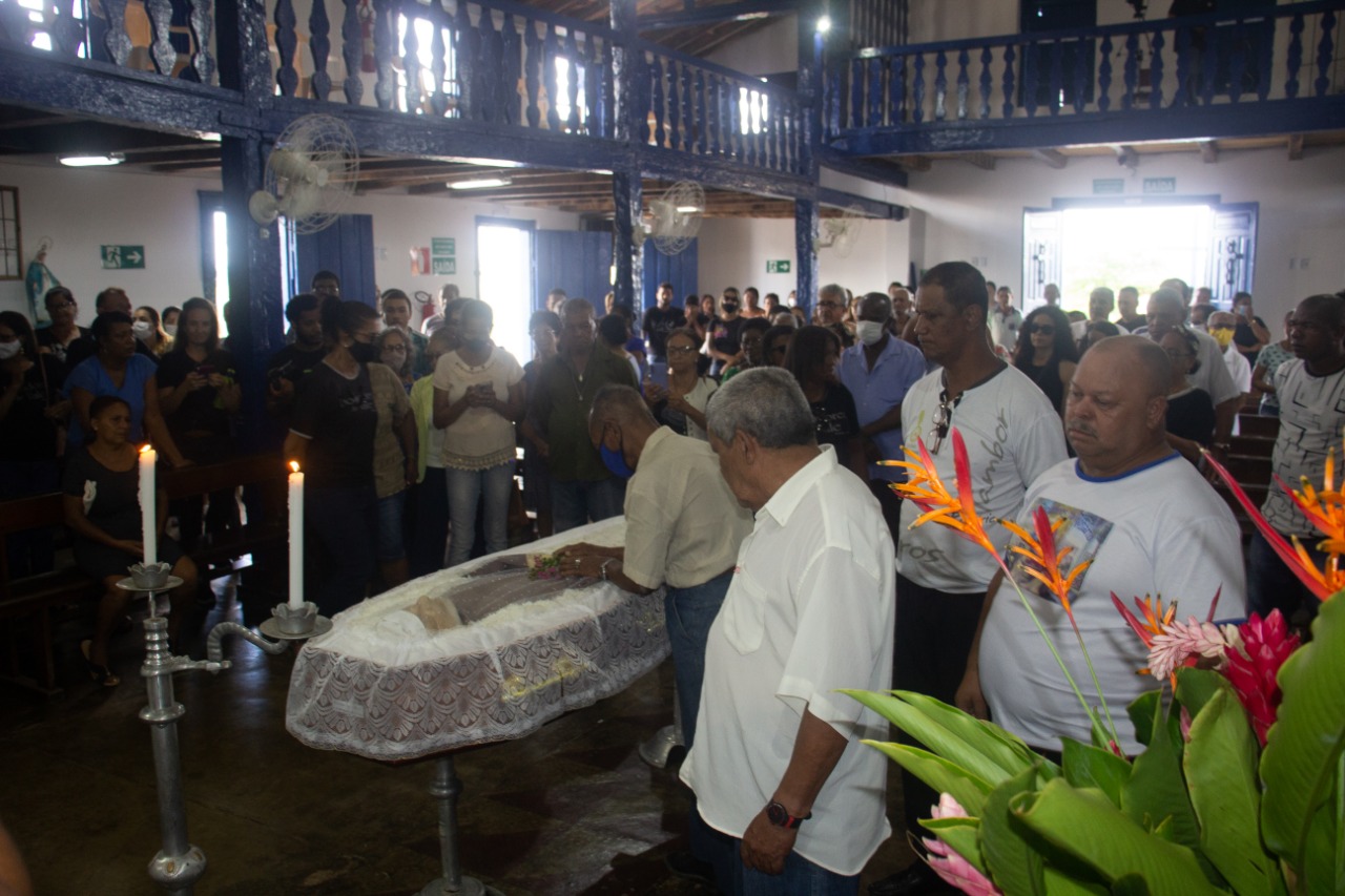 Corpo do religioso sendo velado na Igreja do Rosário, onde se apresentaram os Corais da cidade.