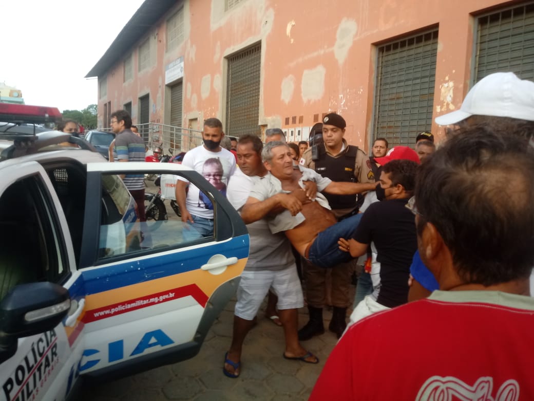 Idoso foi socorrido por populares e levado para o hospital em viatura da Polícia Militar