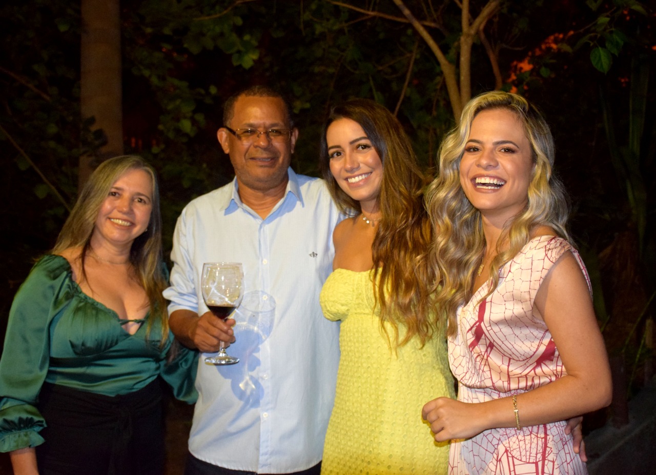 Jackson Martins com a esposa Nair, com a  filha Mariah  e prima Bianca Corsini.
