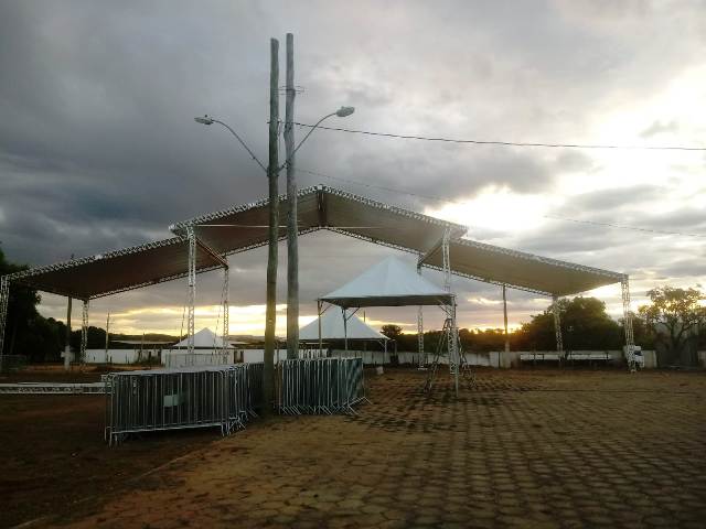 Megaestrutura para o show está sendo montada no Parque de Exposições.