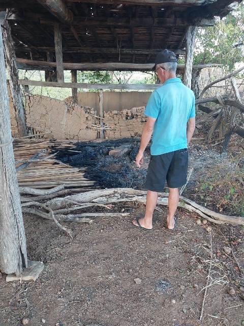 Proprietário da fazenda observa prejuízos causados pelo fogo.