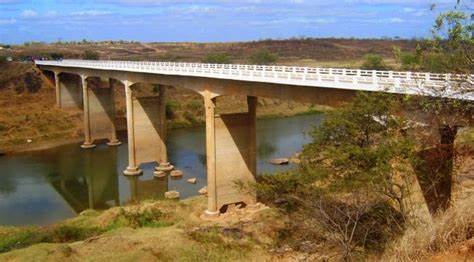 Ponte sobre o Rio Araçuaí, em Araçuaí, tem 30 metros de altura.
