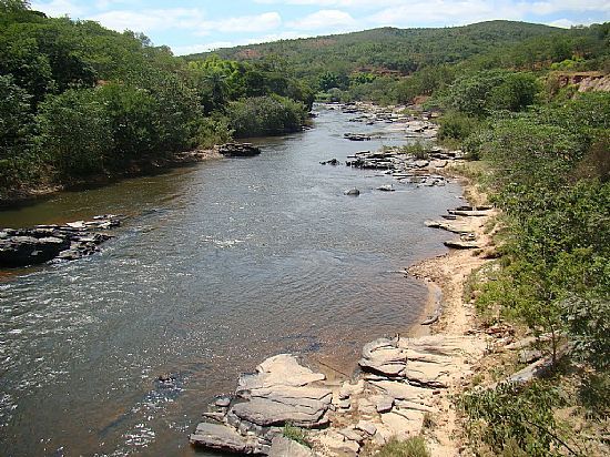 Píton foi vista às margens do Rio Araçuai, na região da Lapa das Andorinhas, em Carbonita