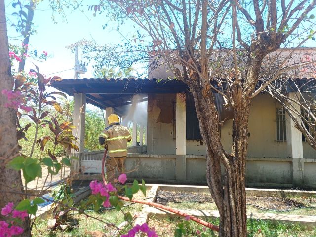 Proprietário do sítio sofreu queimaduras ao tentar apagar as chamas do incêndio.