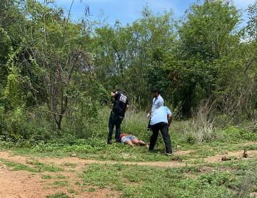 Corpo da vítima foi encontrado próximo a um matagal, na entrada do Bairro onde ela morava. 