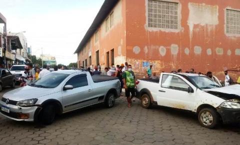 Idoso passa mal ao volante e provoca acidente em Araçuai