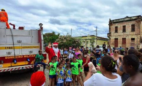 ​Bombeiros participam da entrega de brinquedos para Crianças em Araçuai.