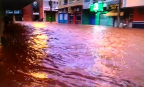 Chuvas fazem rio transbordar e invadir ruas e casas no centro de Salinas